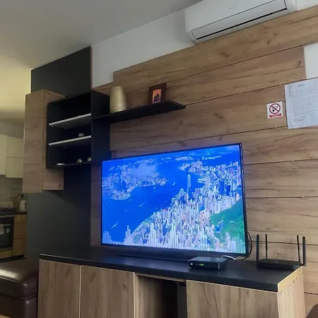 Bulevar Sa Parking Mjestom *